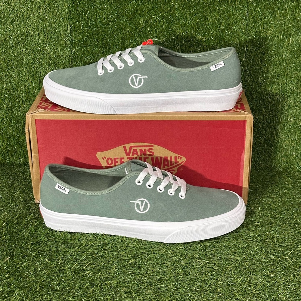 VANS AUTHENTIC ONE PIECE CIRCLE V, SIZE 11 MENS, COLOR GREEN BAY , BRAND NEW